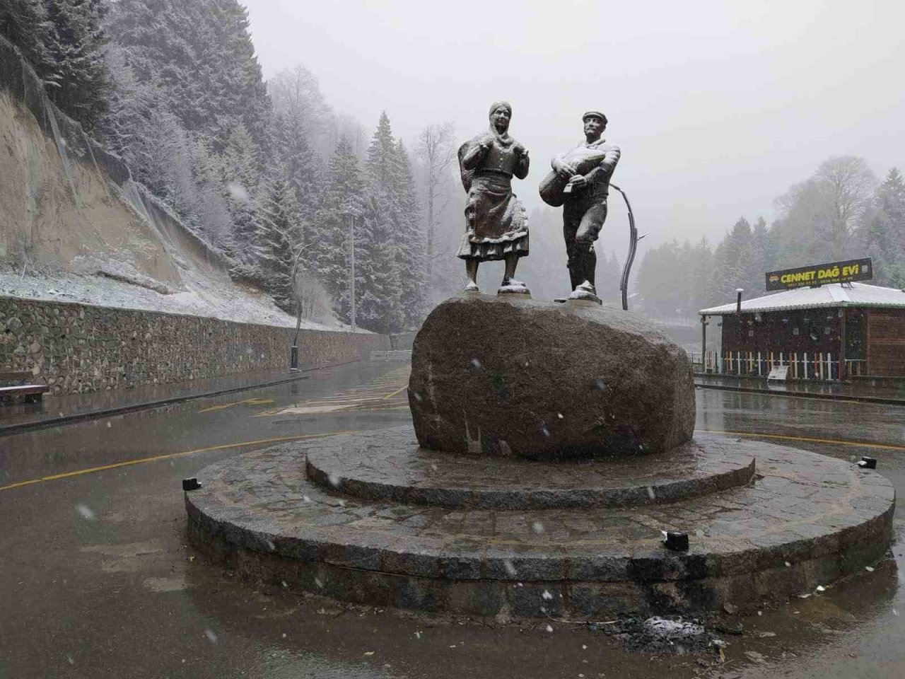 Ayder Yaylası ilkbaharda beyaza büründü