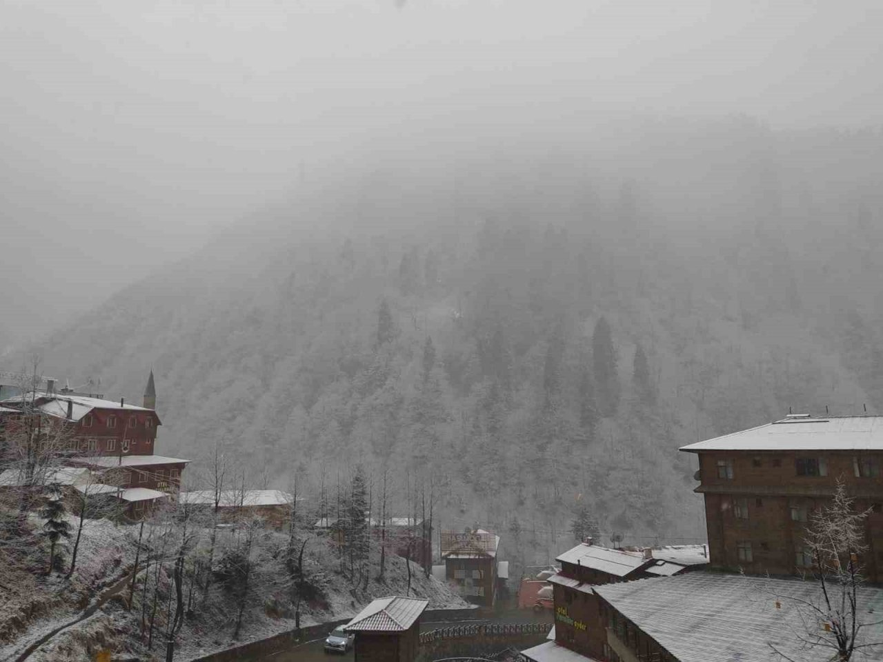 Ayder Yaylası ilkbaharda beyaza büründü