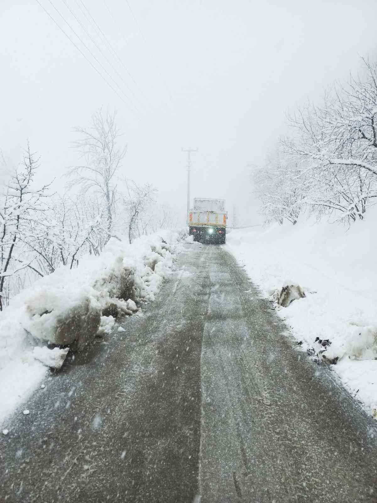 Büyükşehir zirvelerde karla mücadele mesaisinde