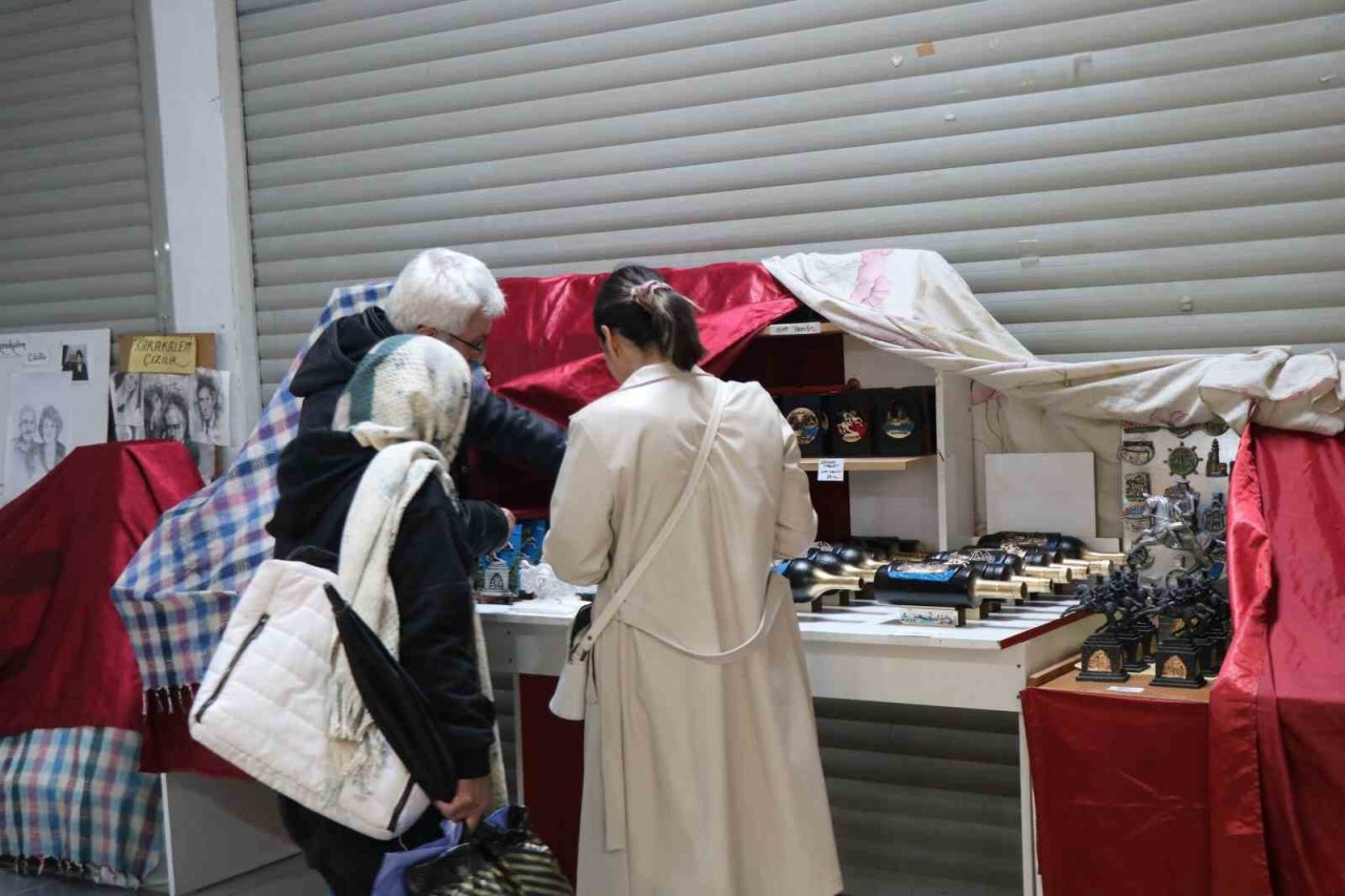 1 TL’ye aldığı atık şişeleri Avrupa’ya 50 euroya satıyor