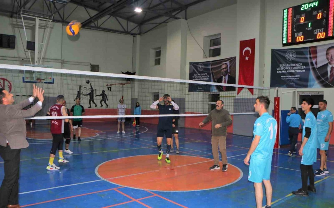 Siirt’te kurumlar arası voleybol turnuvası başladı