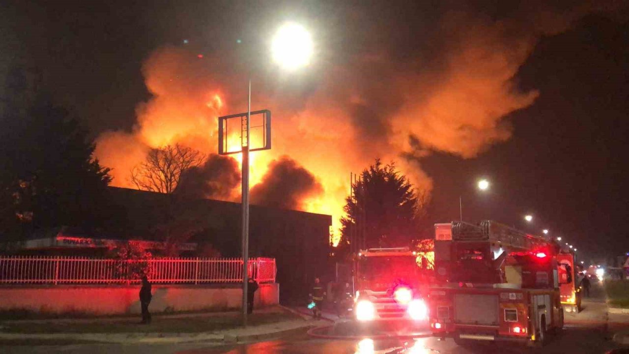 Fabrikanın parfüm deposunda büyük yangın, onlarca ekip bölgeye sevk edildi