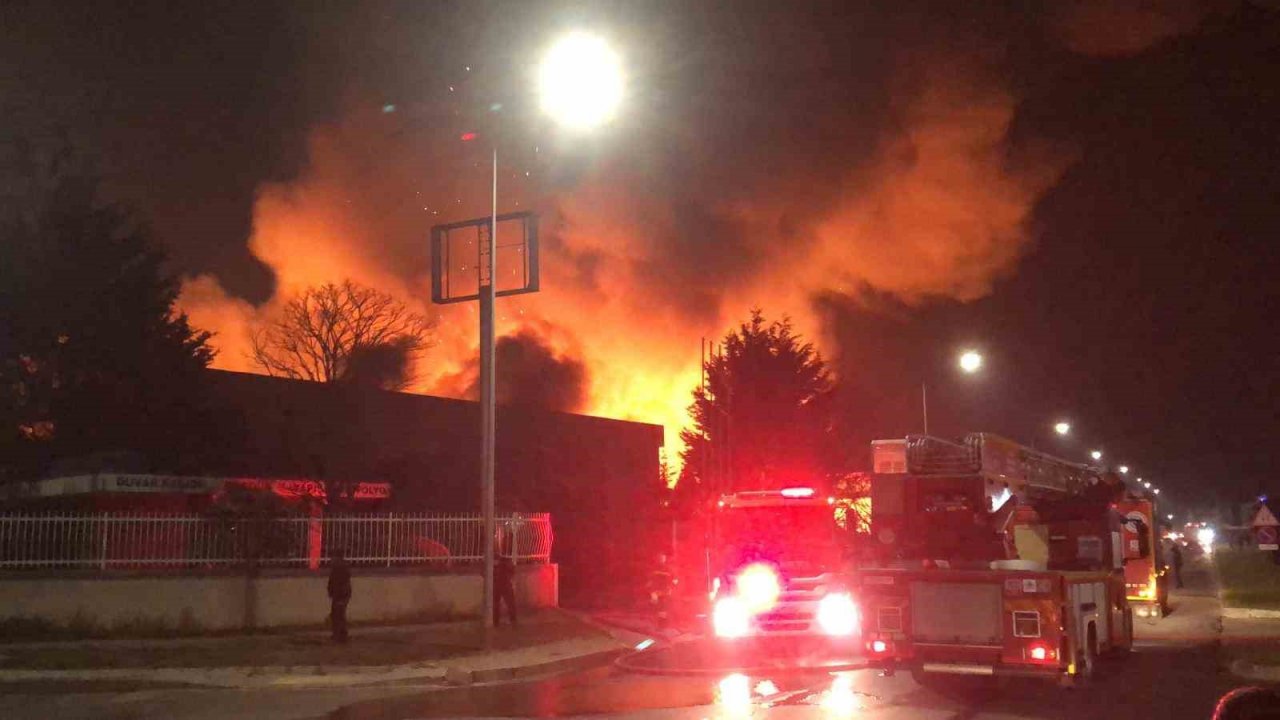 Fabrikanın parfüm deposunda büyük yangın, onlarca ekip bölgeye sevk edildi