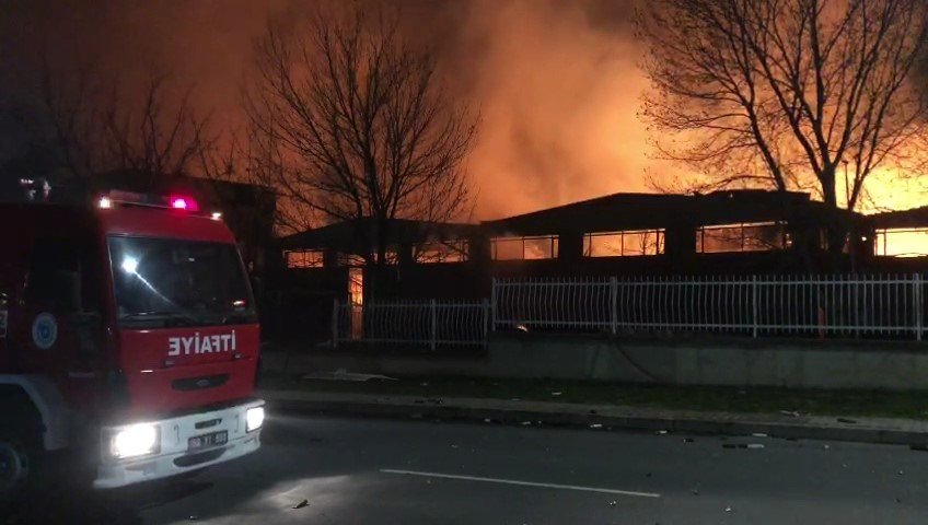 Parfüm fabrikasındaki yangın 3 saattir sürüyor: Gökyüzü turuncuya büründü