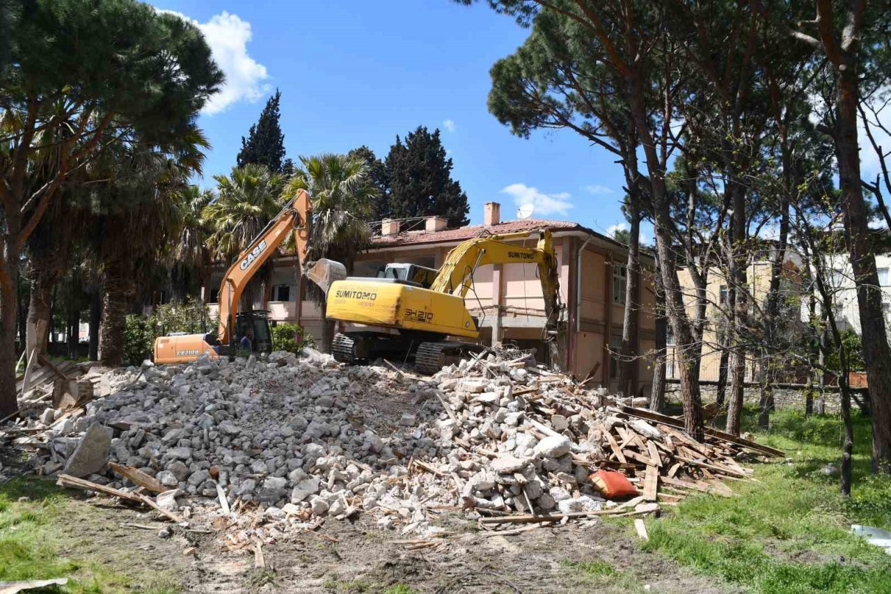 Söke’de yıllarca hizmet veren bina yıkılıyor