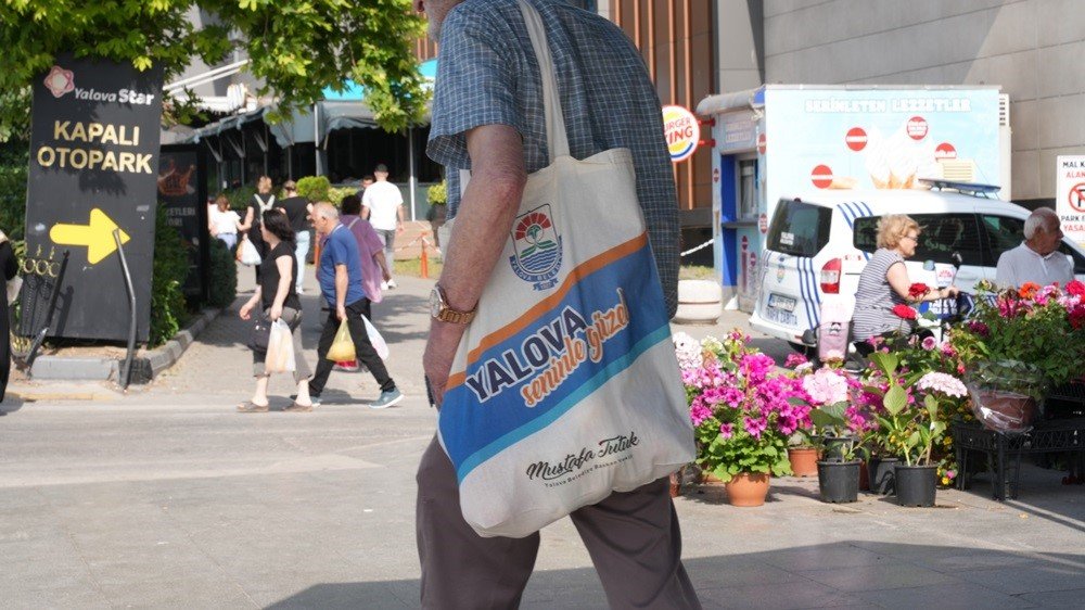 Yalova Belediyesi Sıfır Atık Günü’nde 5 bin bez çanta dağıttı
