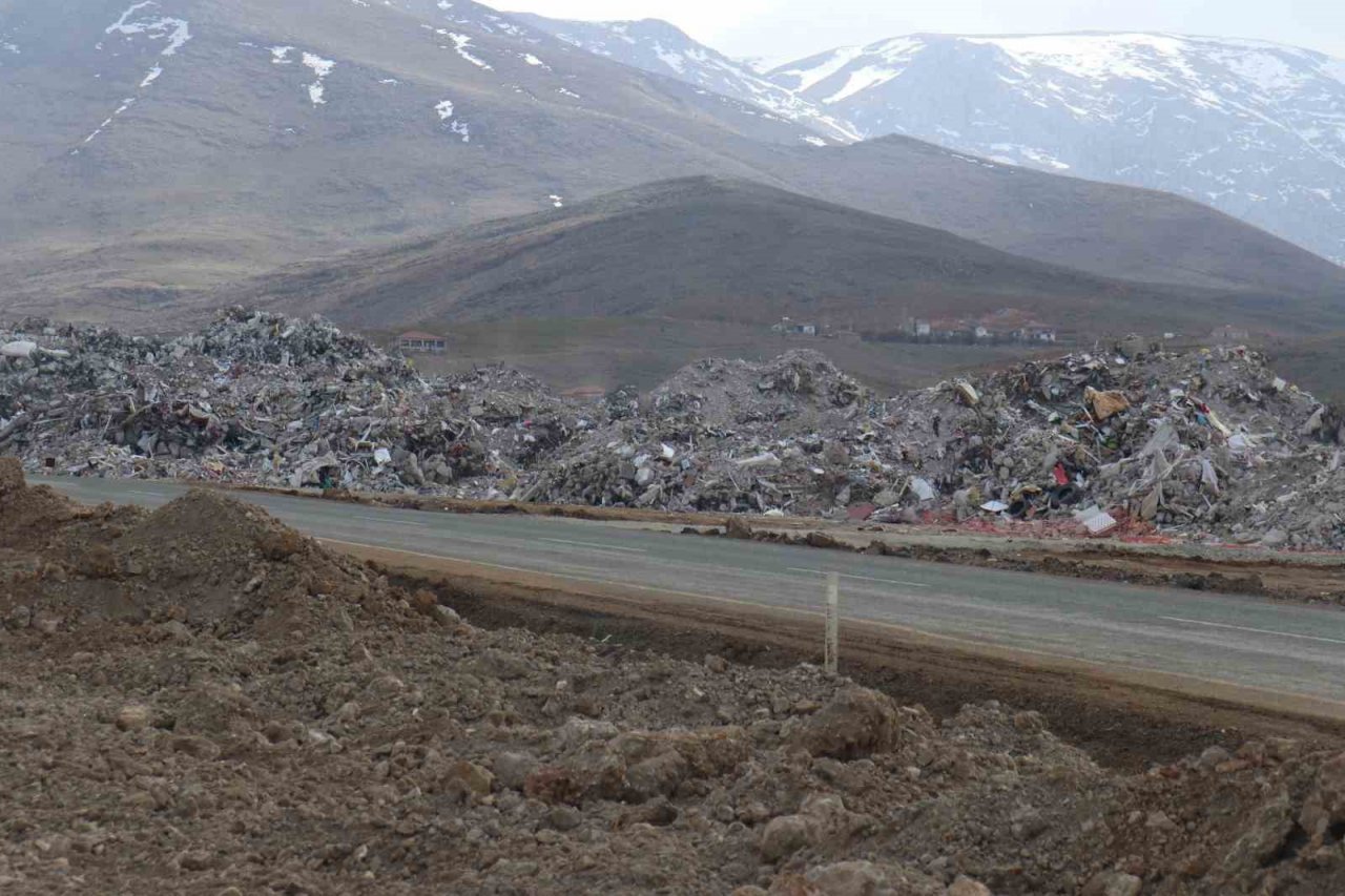 Prof. Dr. Akpınar: “Depremde yıkılan binalardan yaklaşık 60 milyon ton moloz oluştu, bunun ekonomiye geri kazandırılması lazım"