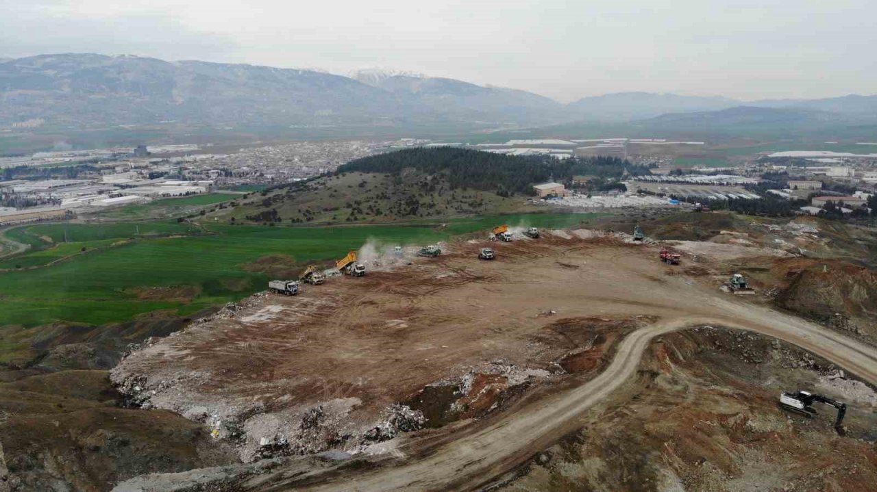 Prof. Dr. Akpınar: “Depremde yıkılan binalardan yaklaşık 60 milyon ton moloz oluştu, bunun ekonomiye geri kazandırılması lazım"