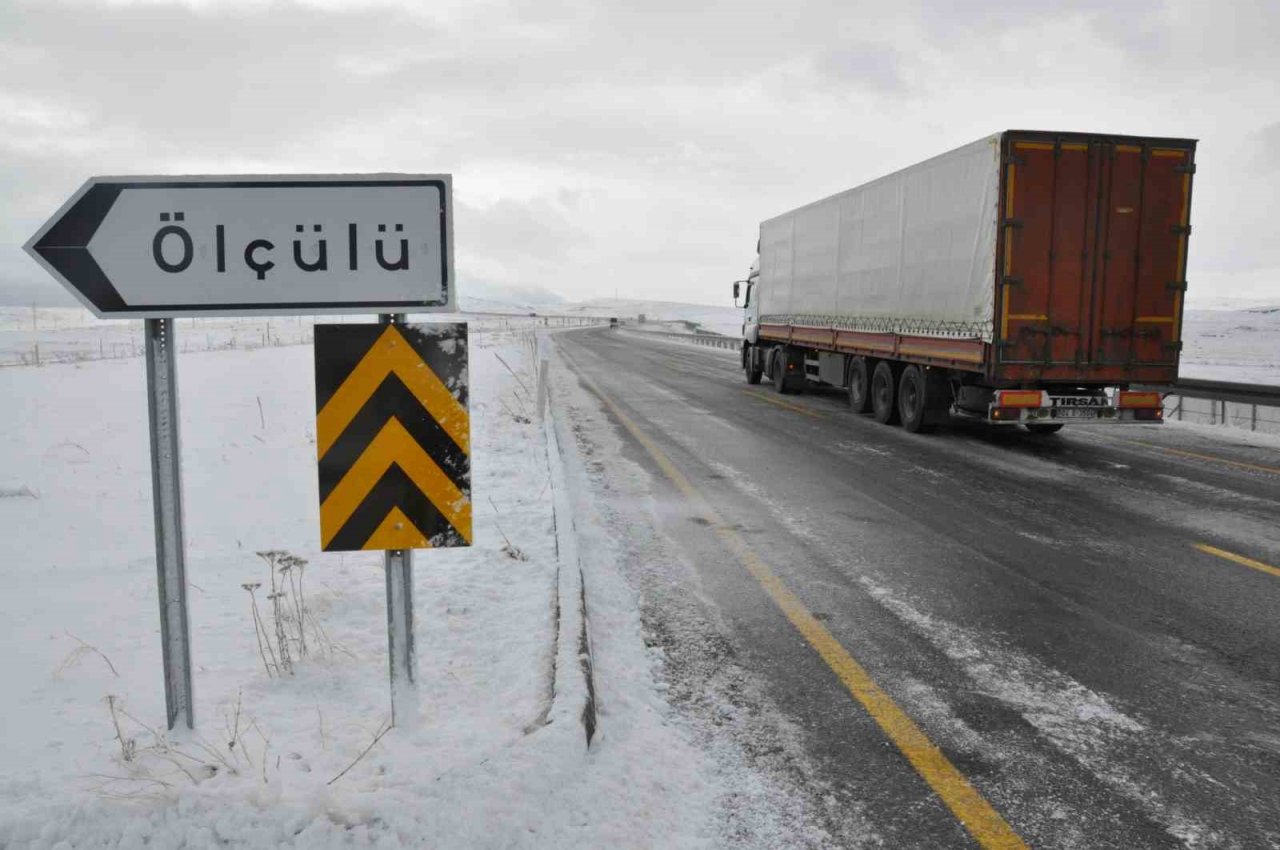 Kars’ta sürücülerin buzla imtihanı