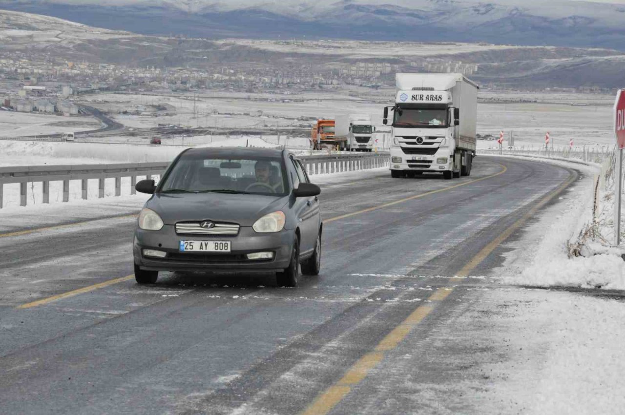 Kars’ta sürücülerin buzla imtihanı