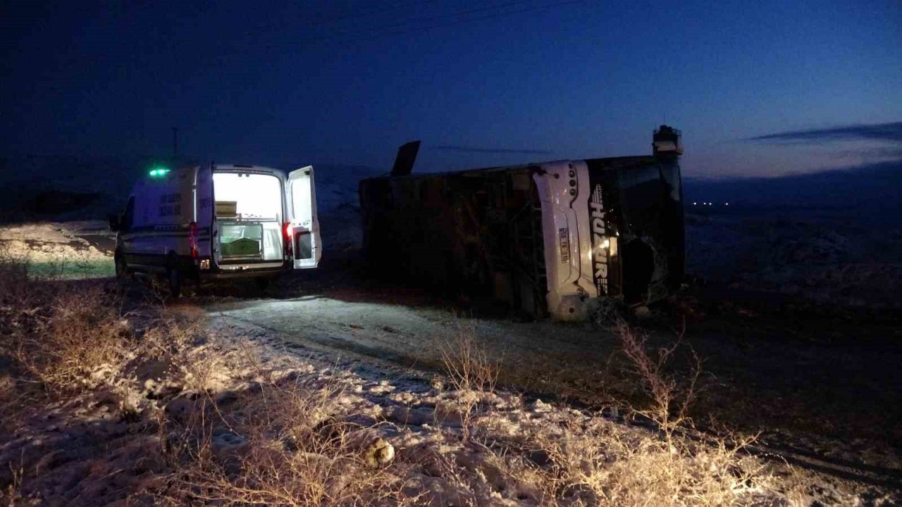 Kontrolden çıkan yolcu otobüsü devrildi: 1 ölü, 25 yaralı