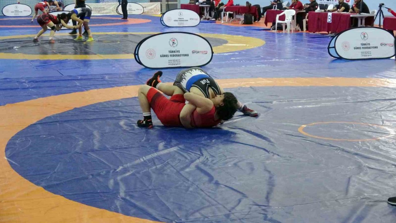 Nasuh Akar 20 yaş altı Kadınlar Türkiye Güreş Şampiyonası tamamlandı