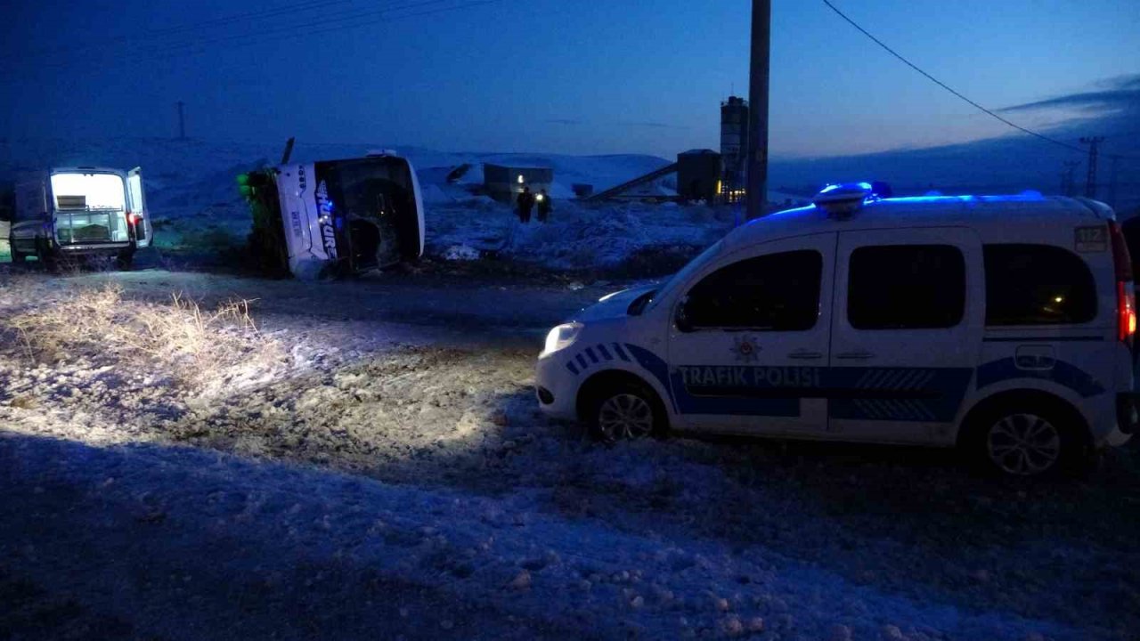 Kontrolden çıkan yolcu otobüsü devrildi: 1 ölü, 25 yaralı