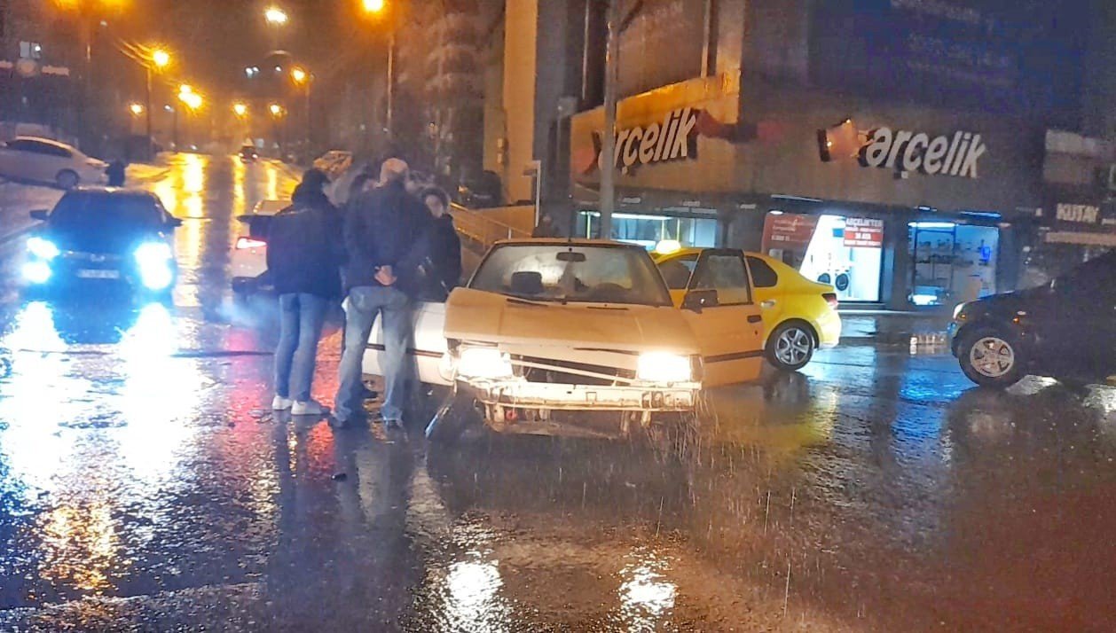 Ereğli’de feci kaza: İki otomobil kafa kafaya çarpıştı