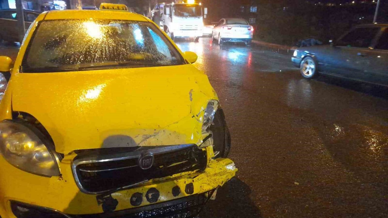 Ereğli’de feci kaza: İki otomobil kafa kafaya çarpıştı