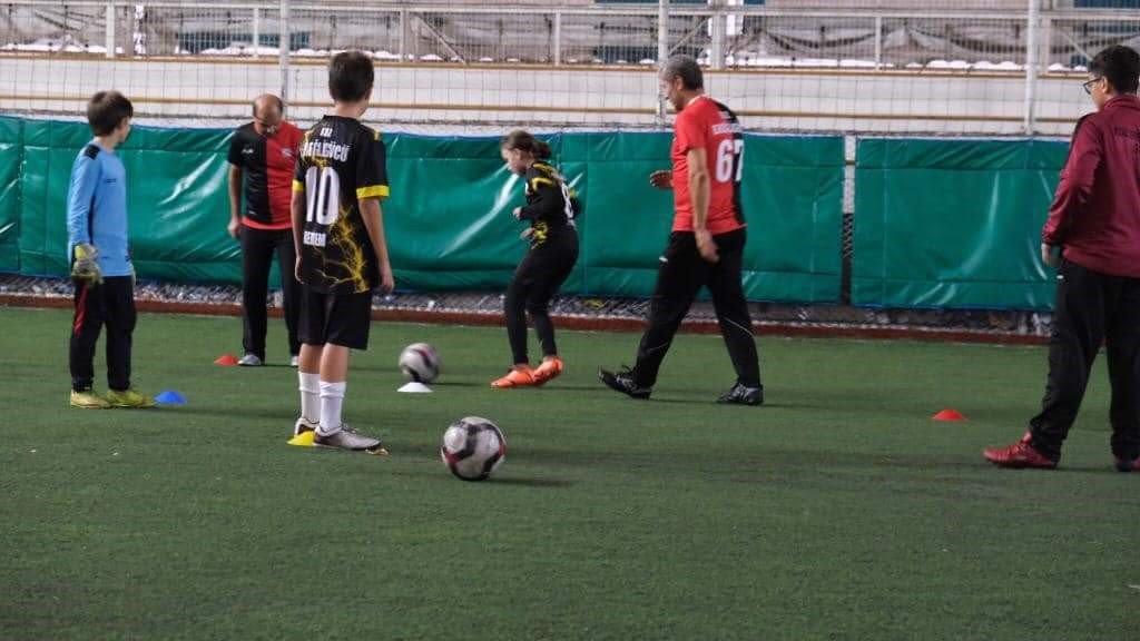 Geleceğin futbolcularını yetiştiriyorlar