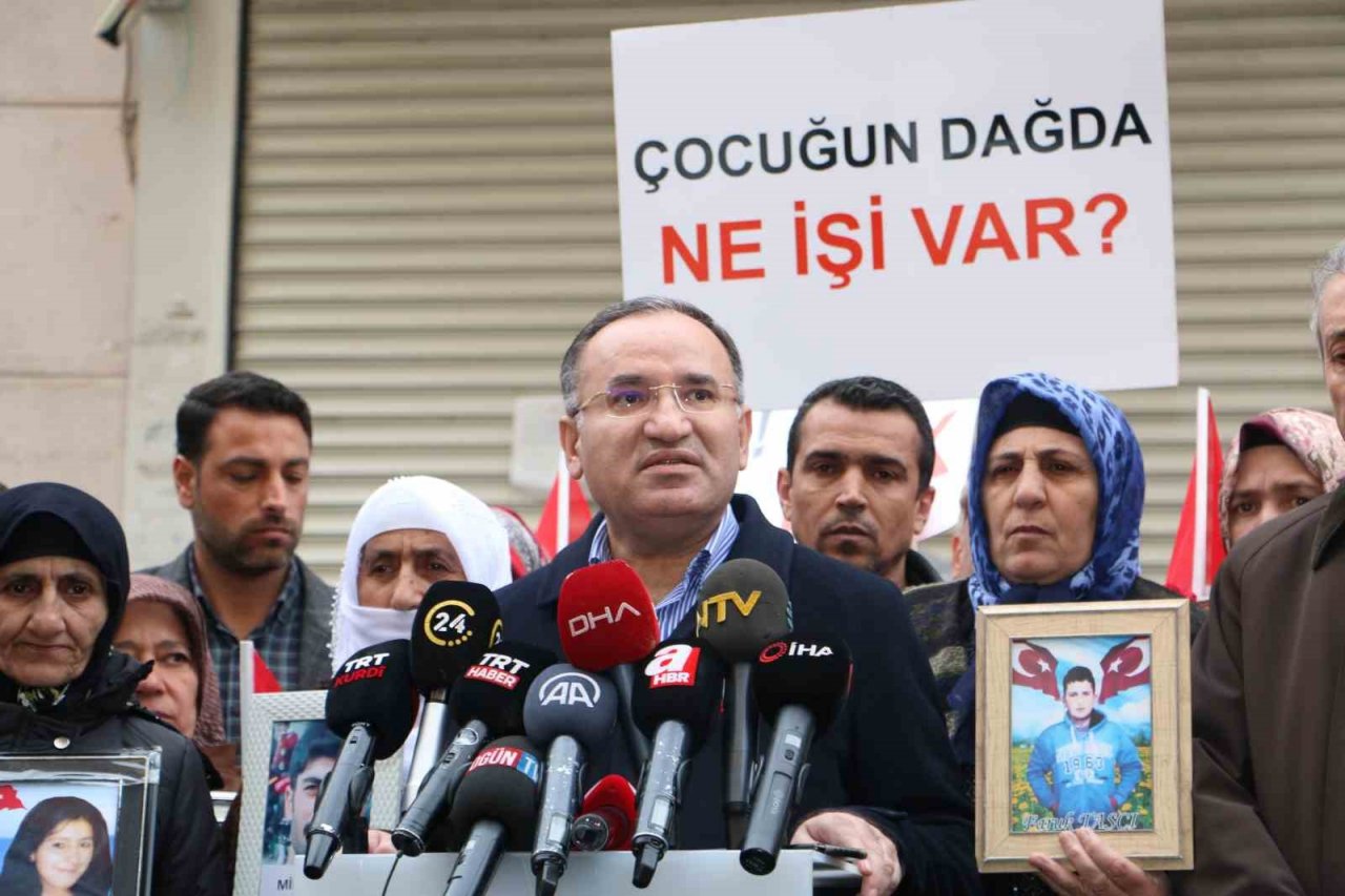 Bakan Bozdağ, Diyarbakır annelerini ziyaret etti: "Çocukların hakkını kim arıyorsa biz onlarla beraberiz"