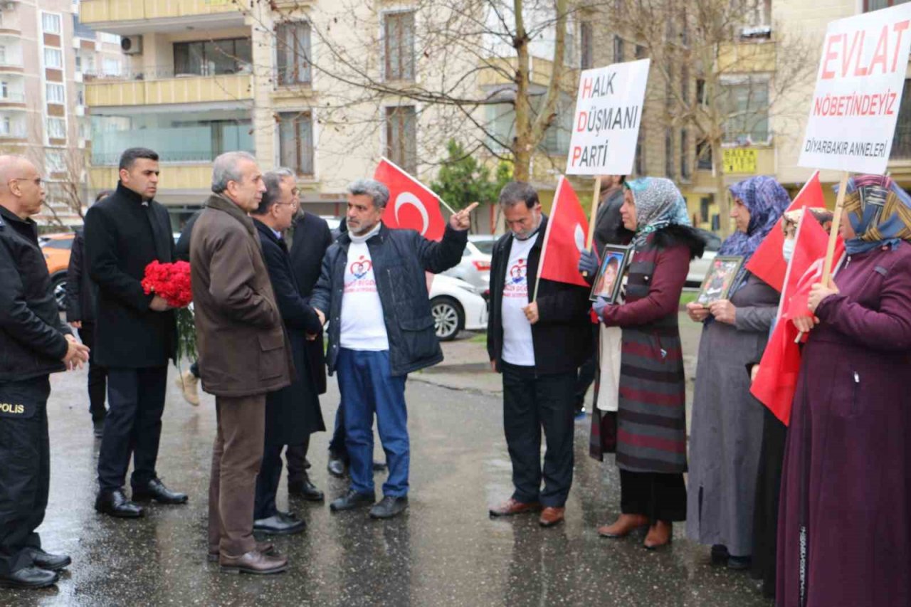 Bakan Bozdağ, Diyarbakır annelerini ziyaret etti: "Çocukların hakkını kim arıyorsa biz onlarla beraberiz"