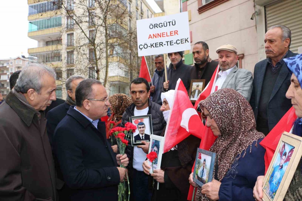 Bakan Bozdağ, Diyarbakır annelerini ziyaret etti: "Çocukların hakkını kim arıyorsa biz onlarla beraberiz"
