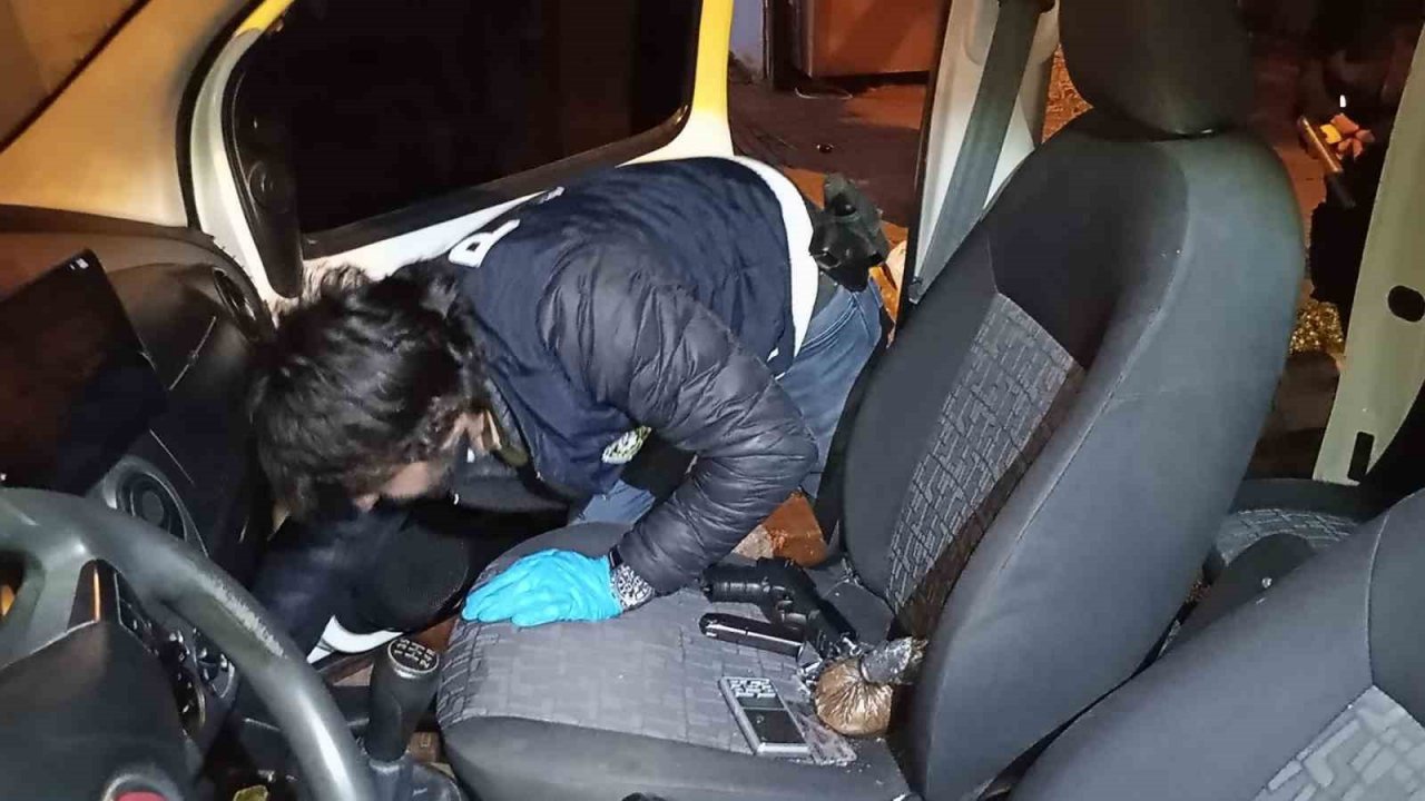 Şüphe üzerine durdurulan araçtan ruhsatsız silahlar, uyuşturucular ve hassas terazi çıktı