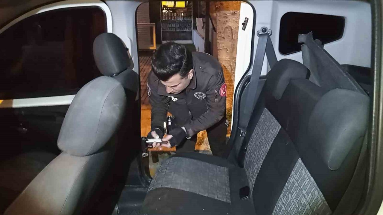 Şüphe üzerine durdurulan araçtan ruhsatsız silahlar, uyuşturucular ve hassas terazi çıktı