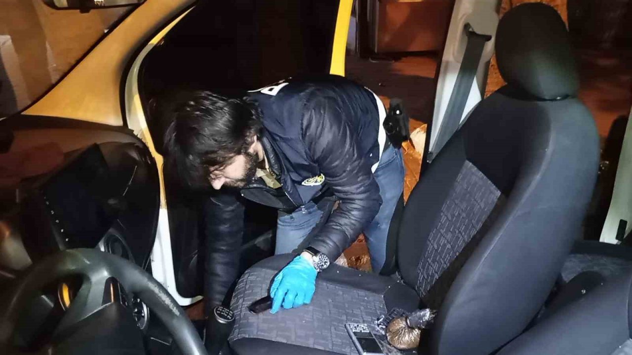Şüphe üzerine durdurulan araçtan ruhsatsız silahlar, uyuşturucular ve hassas terazi çıktı