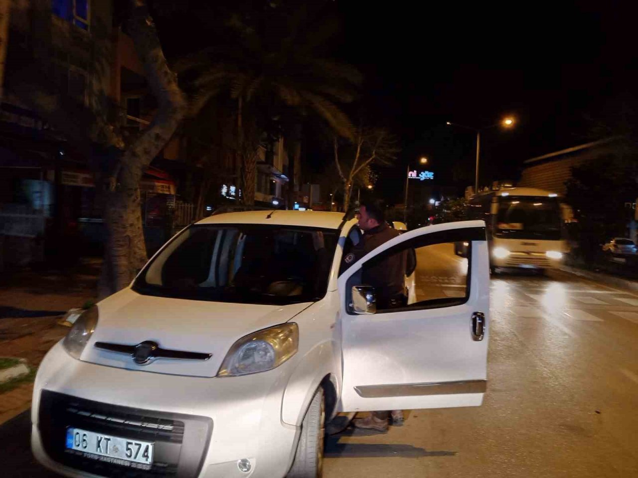 Şüphe üzerine durdurulan araçtan ruhsatsız silahlar, uyuşturucular ve hassas terazi çıktı