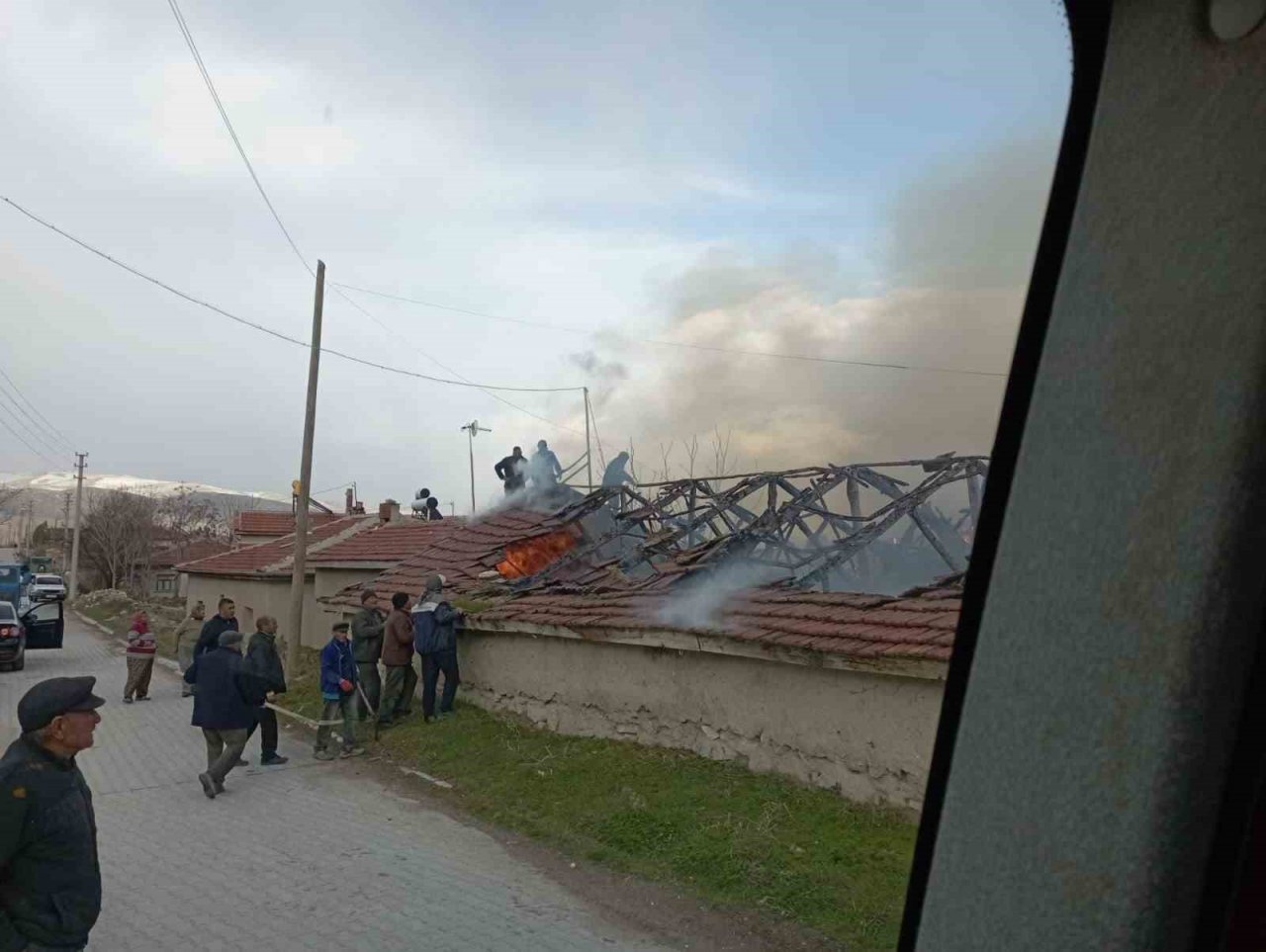 Yangında 300’e yakın saman balyası yandı