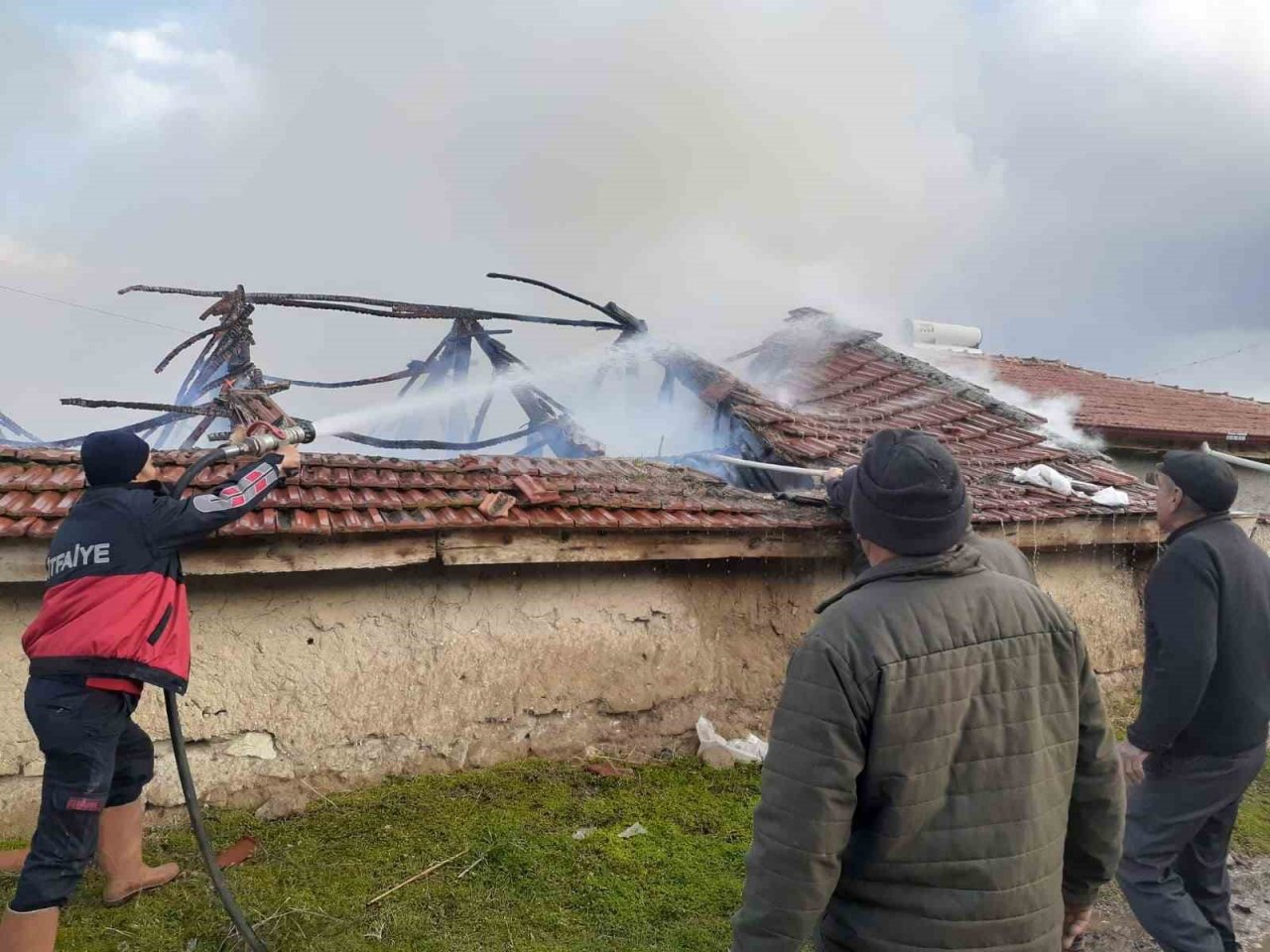 Yangında 300’e yakın saman balyası yandı