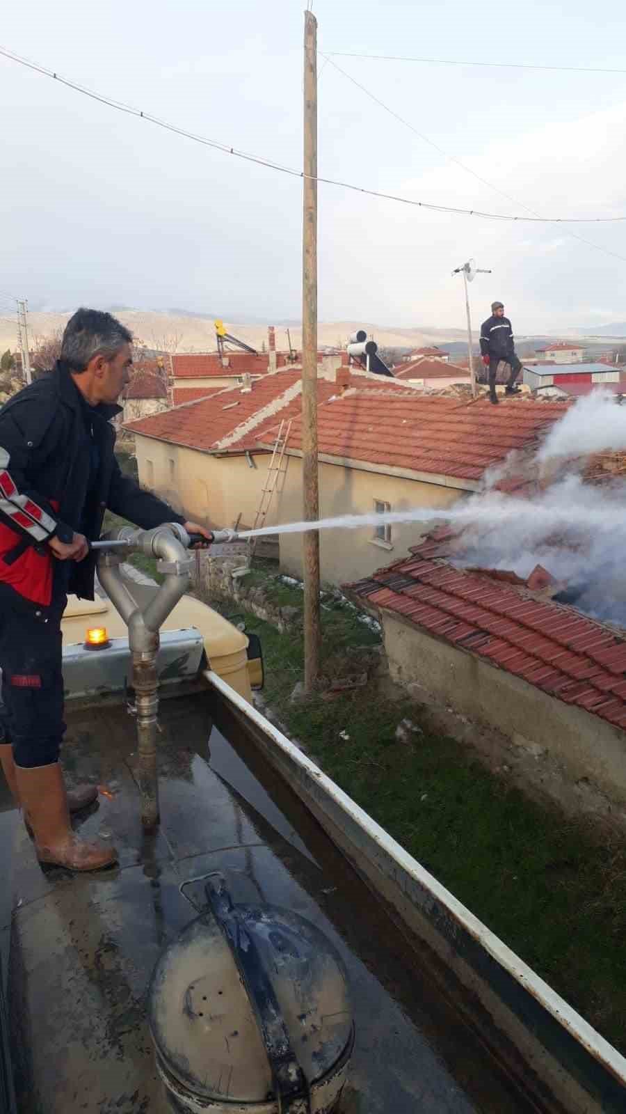 Yangında 300’e yakın saman balyası yandı