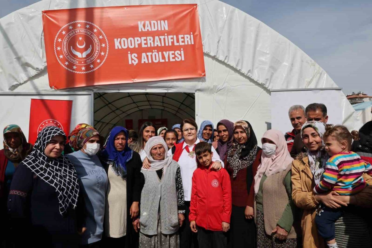 Depremzede kadınlar, depremin izlerini silmeye çalışıyor
