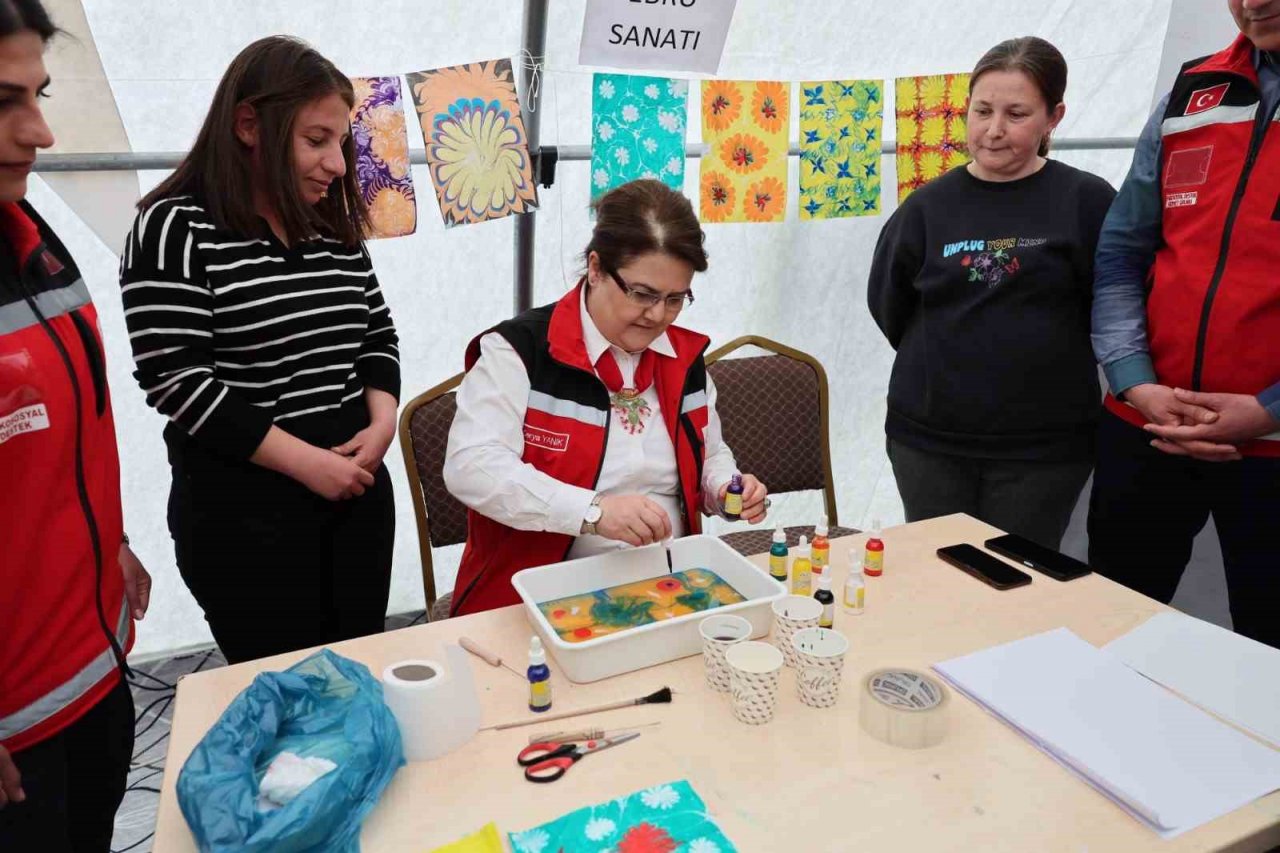 Depremzede kadınlar, depremin izlerini silmeye çalışıyor