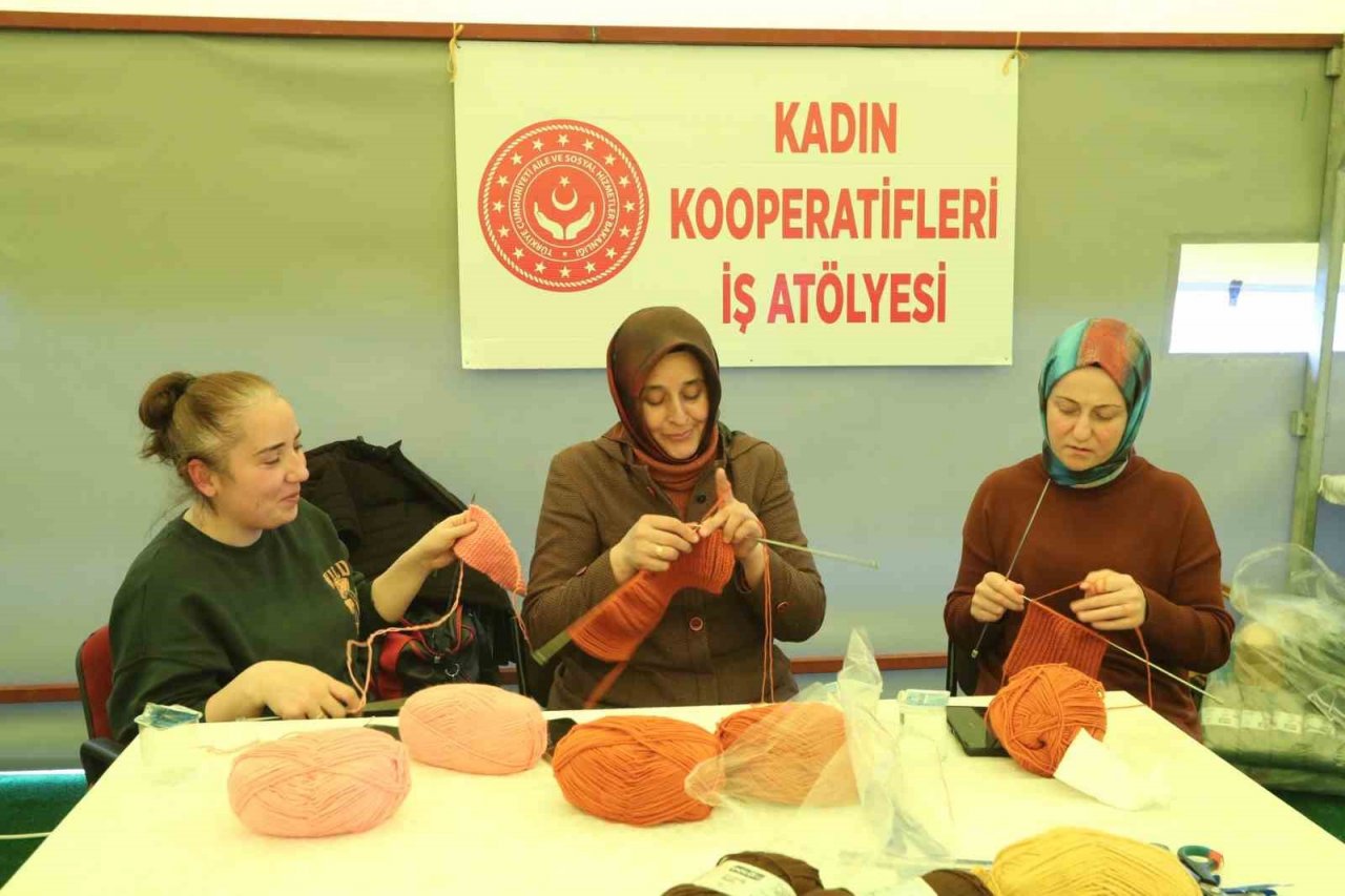 Depremzede kadınlar, depremin izlerini silmeye çalışıyor