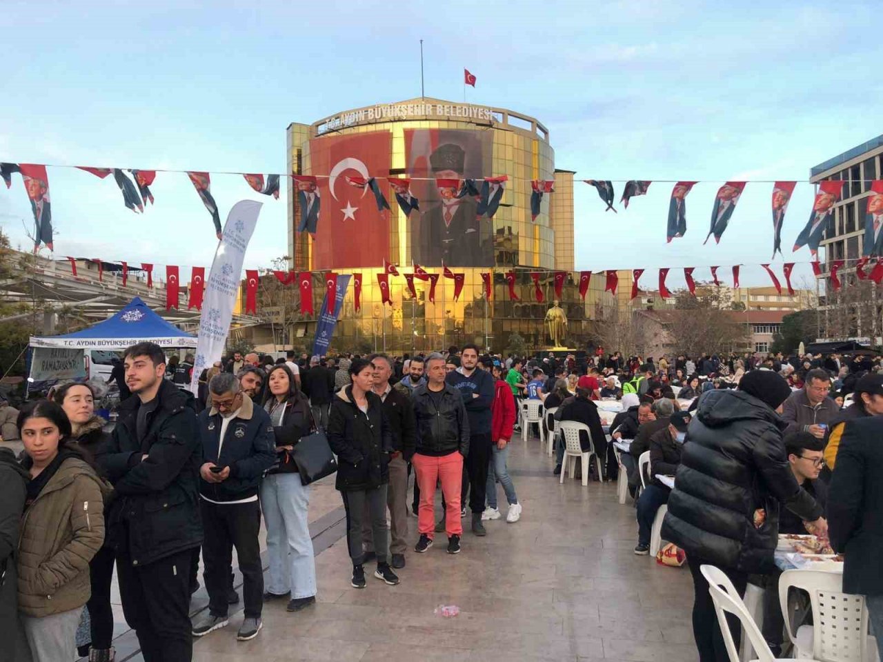 Aydın Büyükşehir Belediyesi iftar sofralarında vatandaşlarla buluşuyor