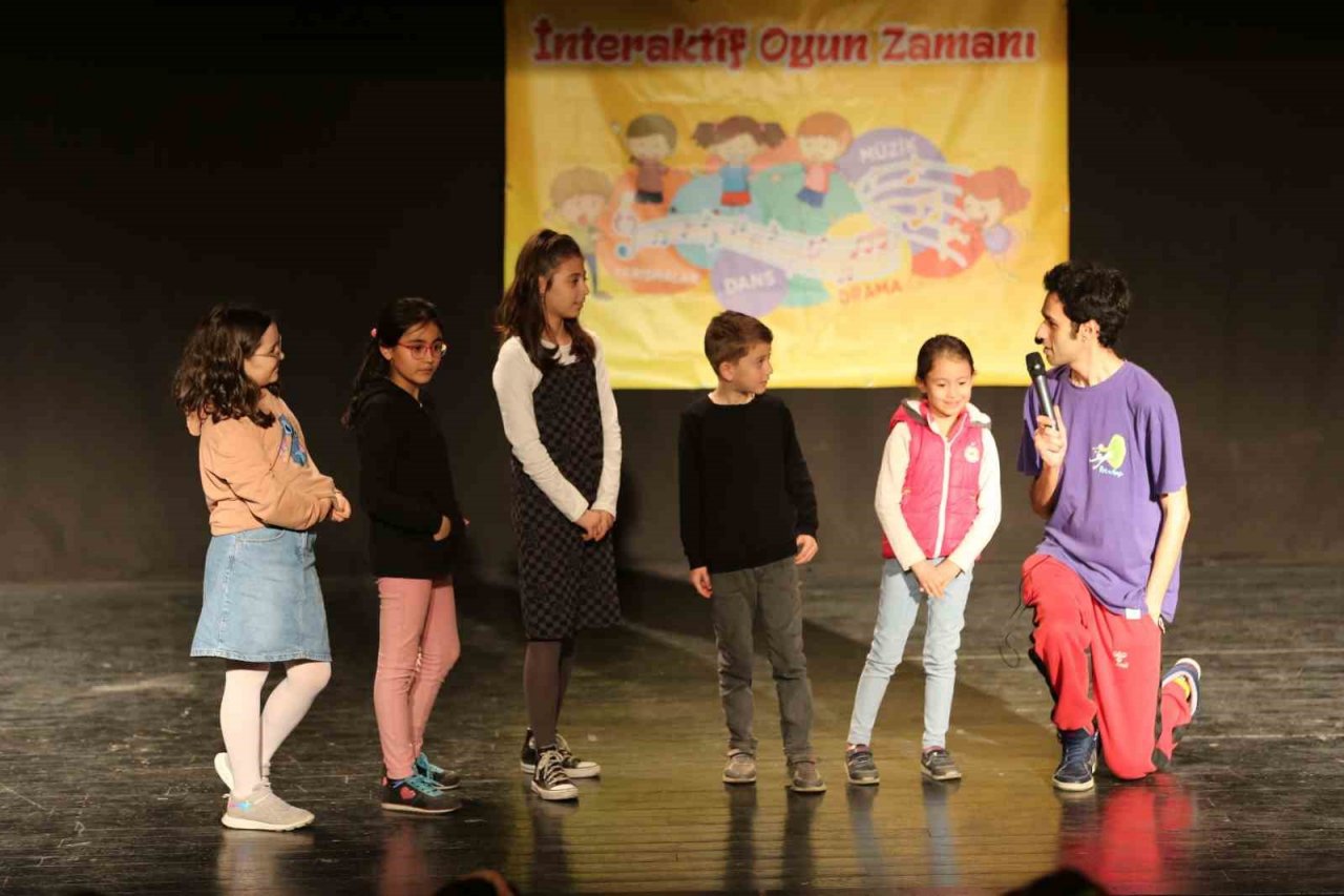 Efeler’de tiyatro rüzgarı çocuklar ve gençler için esti