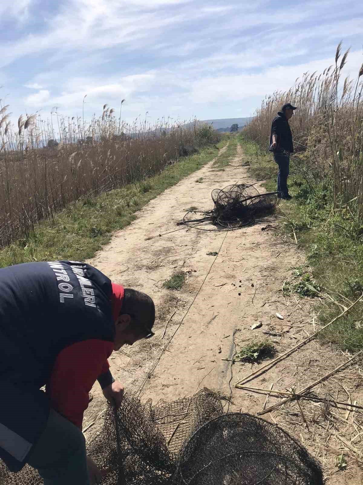 Didim’de kaçak yakalanan balıklar suya geri bırakıldı
