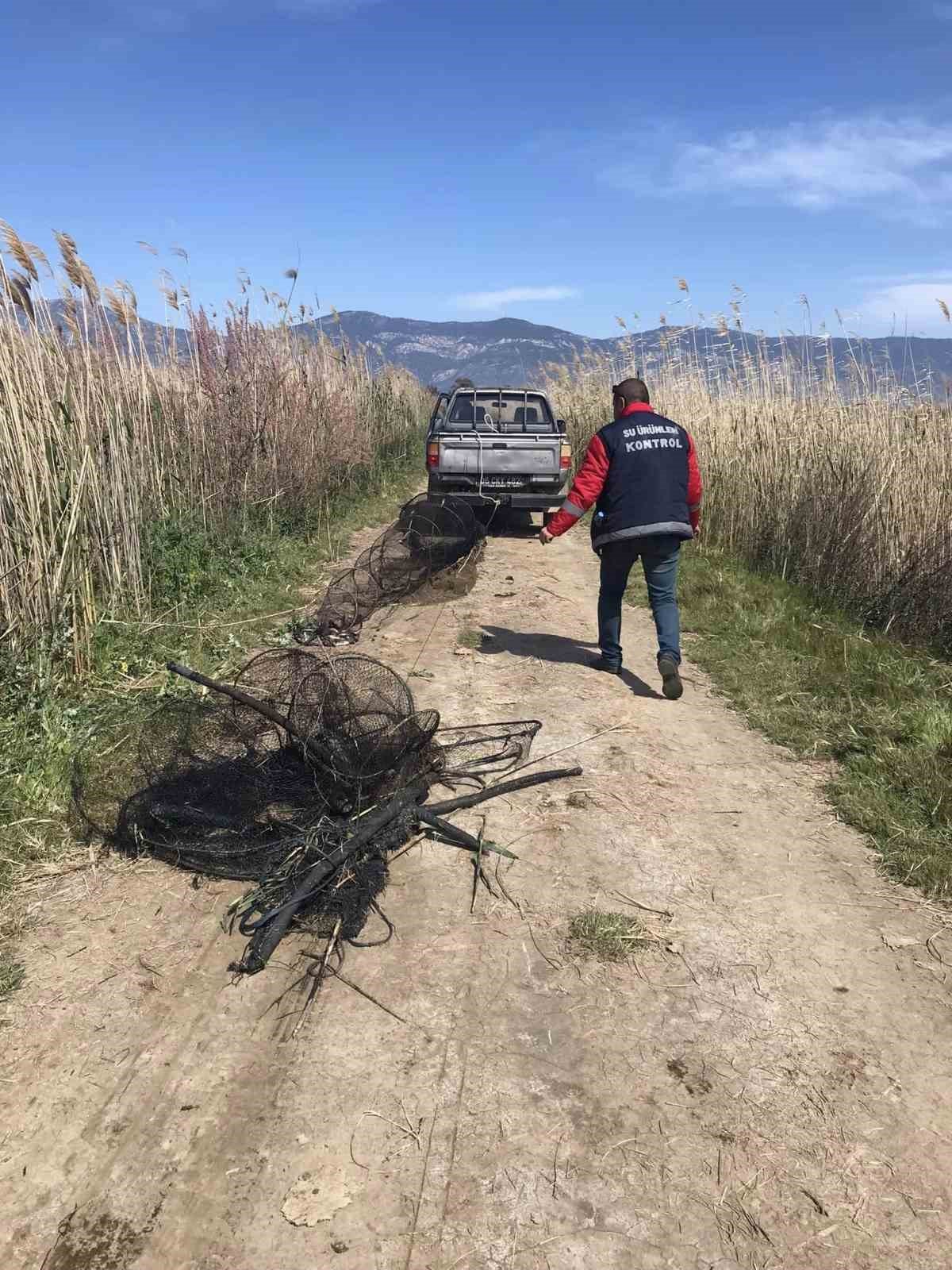 Didim’de kaçak yakalanan balıklar suya geri bırakıldı