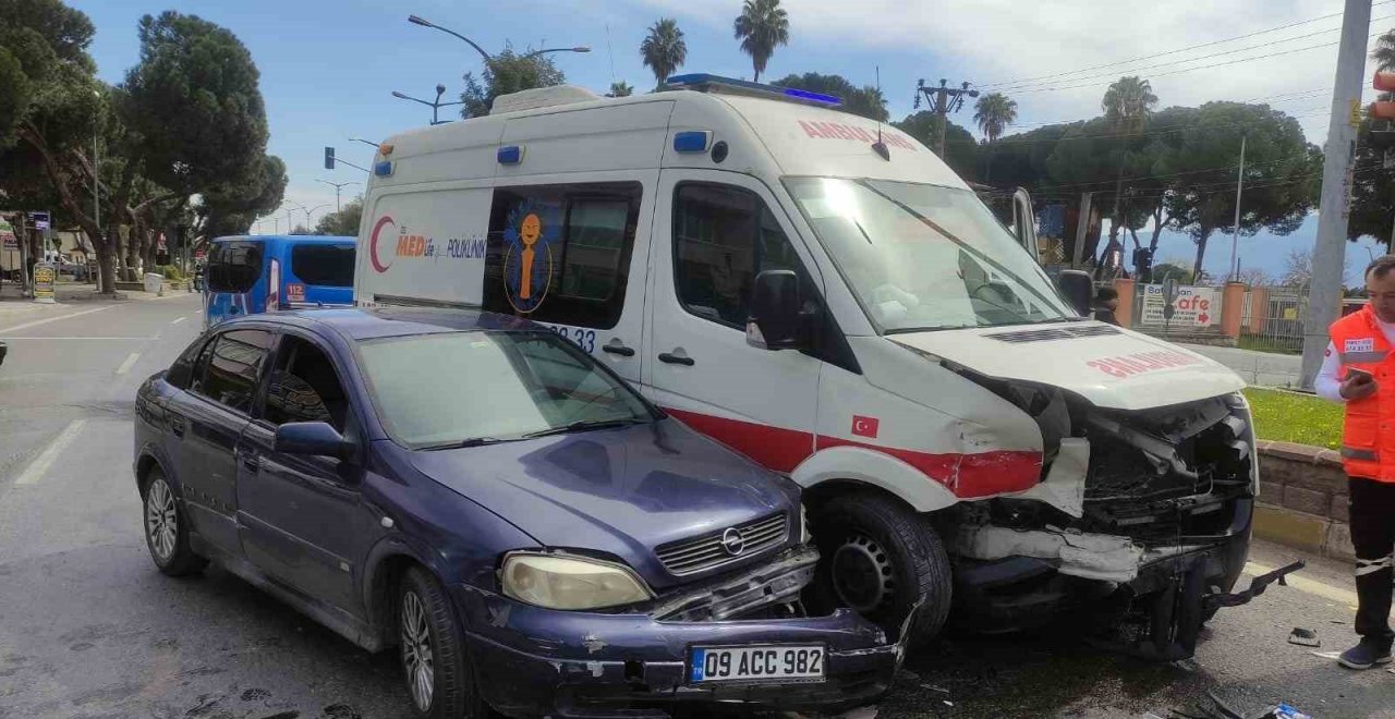 Ambulans ile otomobil çarpıştı: 1 yaralı