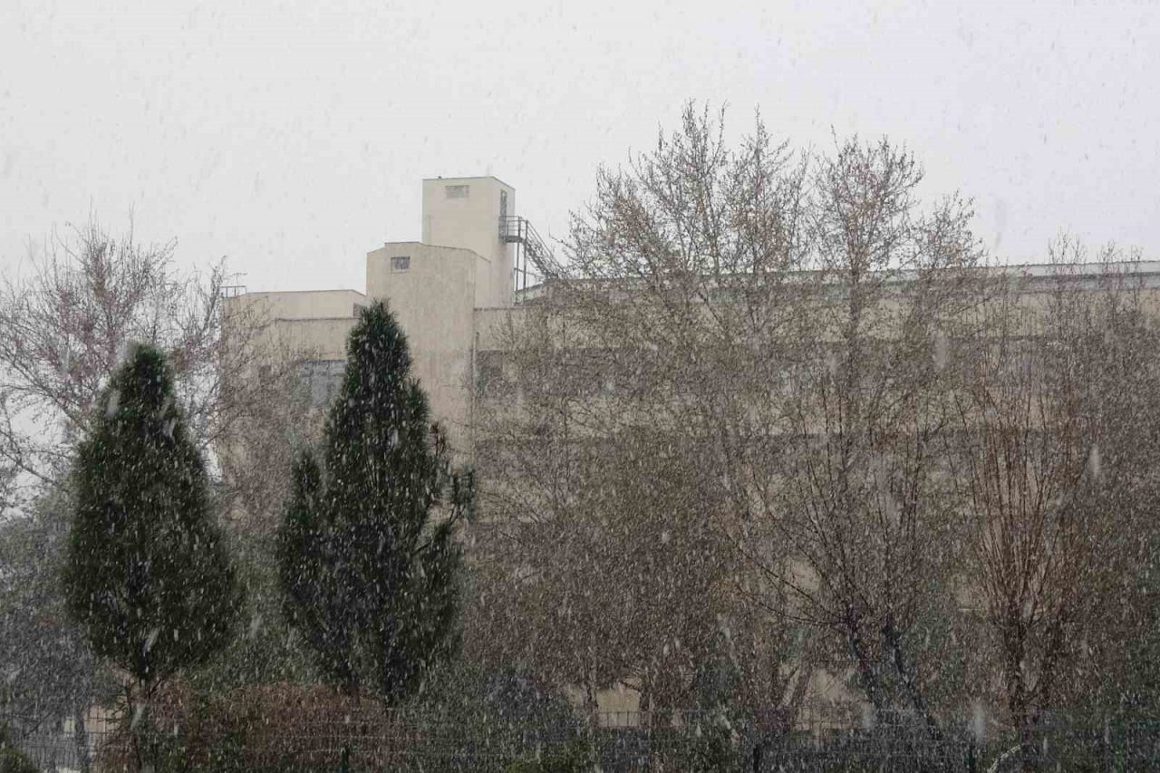 Mart kapıdan baktırdı, vatandaş kışlık elbiseleri tekrar indirdi