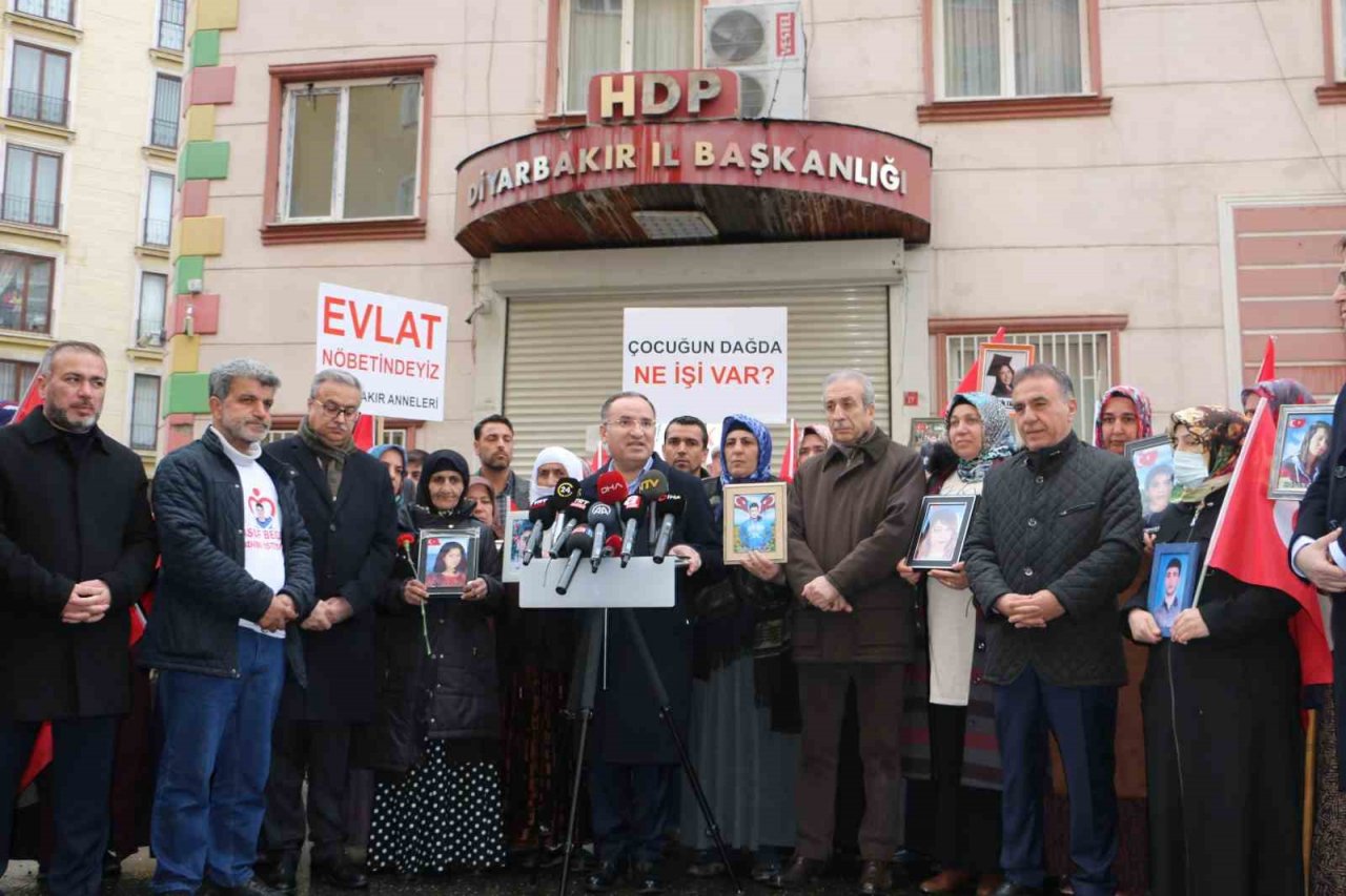 Bakan Bozdağ, Diyarbakır annelerini ziyaret etti: "Çocukların hakkını kim arıyorsa biz onlarla beraberiz"