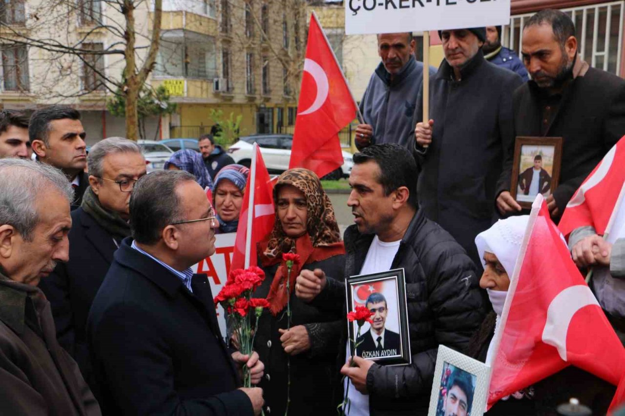 Bakan Bozdağ, Diyarbakır annelerini ziyaret etti: "Çocukların hakkını kim arıyorsa biz onlarla beraberiz"