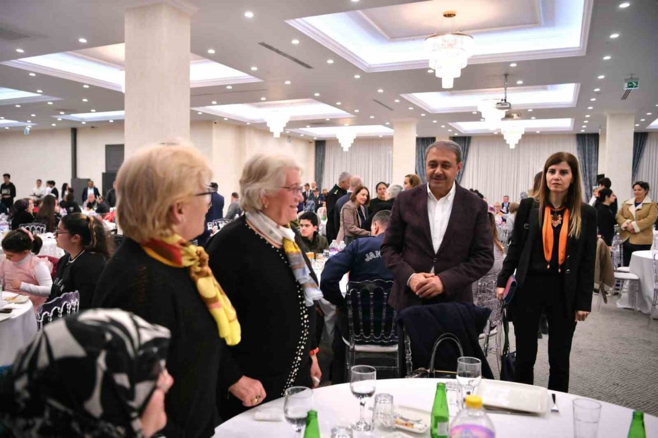 Vali Şıldak Ayvalık’ta iftar yemeğine katıldı