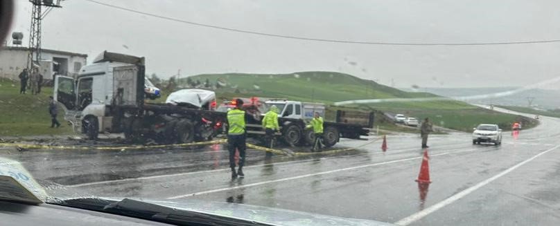 Batman’da minibüs ile tır çarpıştı: 1 ölü, 2 ağır yaralı