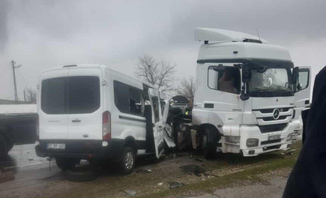 Batman’da minibüs ile tır çarpıştı: 1 ölü, 2 ağır yaralı