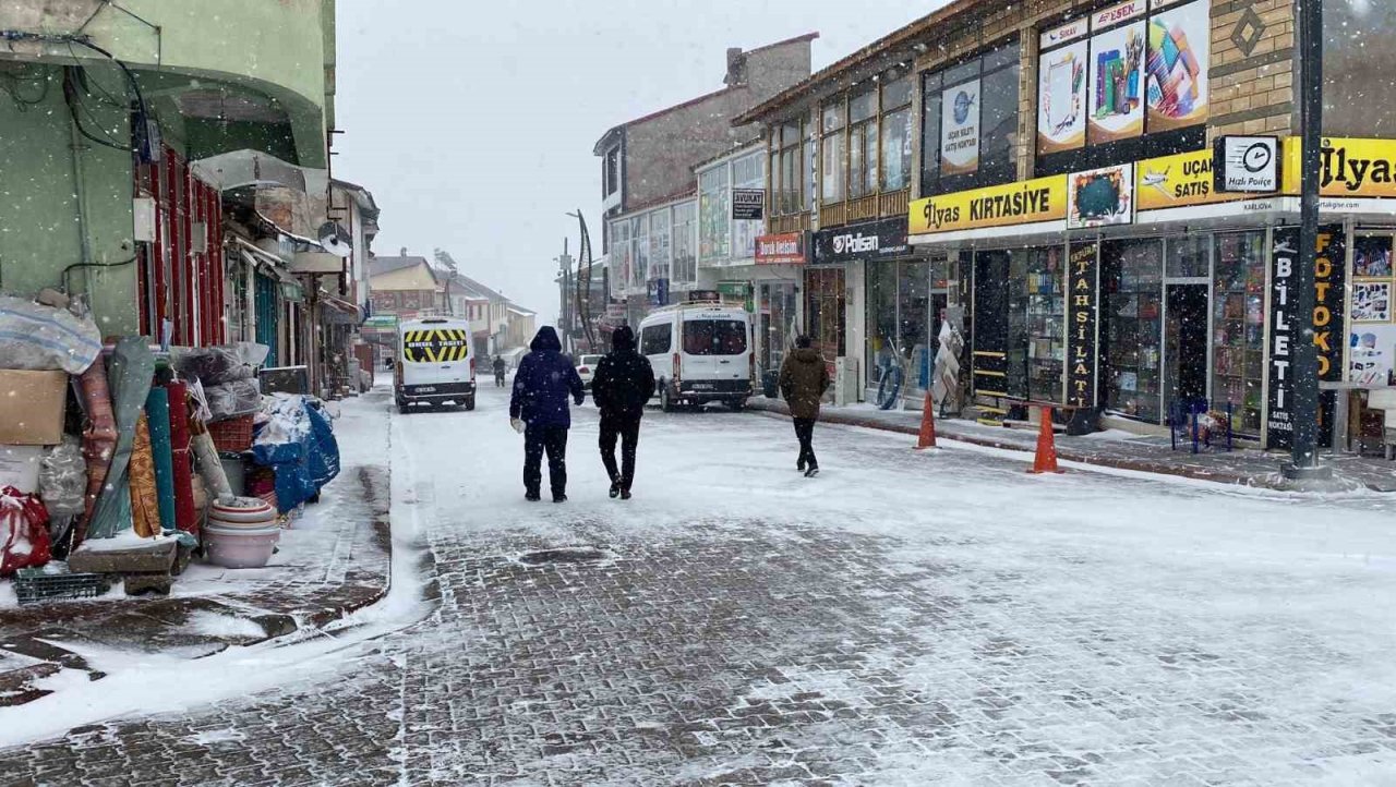 Karlıova ve Genç’te kar yağışı