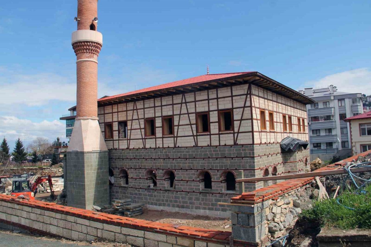 Giresun’da yapımı süren taş cami geleneksel ve yöresel mimarinin izlerini taşıyor