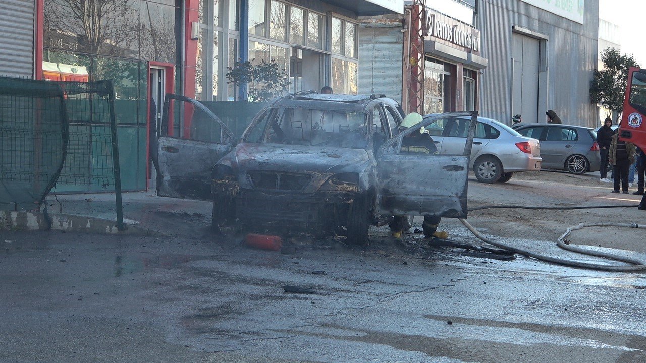 Park halindeyken yanmaya başlayan araç hurdaya döndü