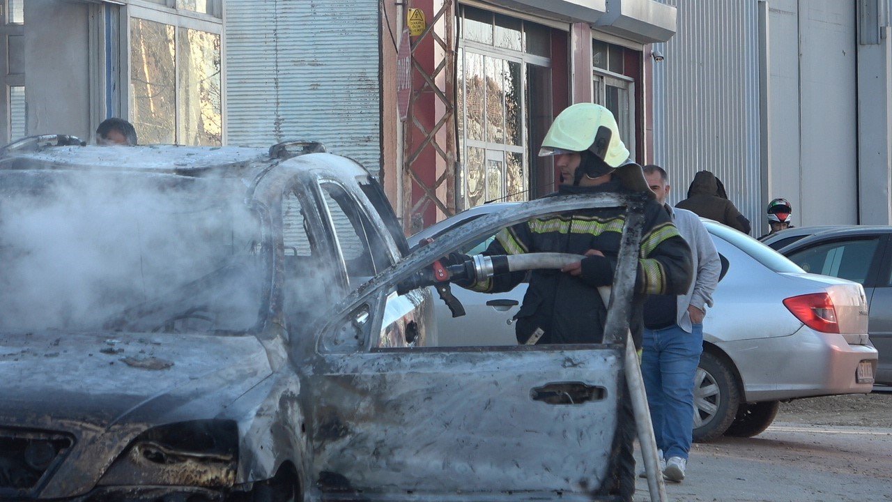 Park halindeyken yanmaya başlayan araç hurdaya döndü