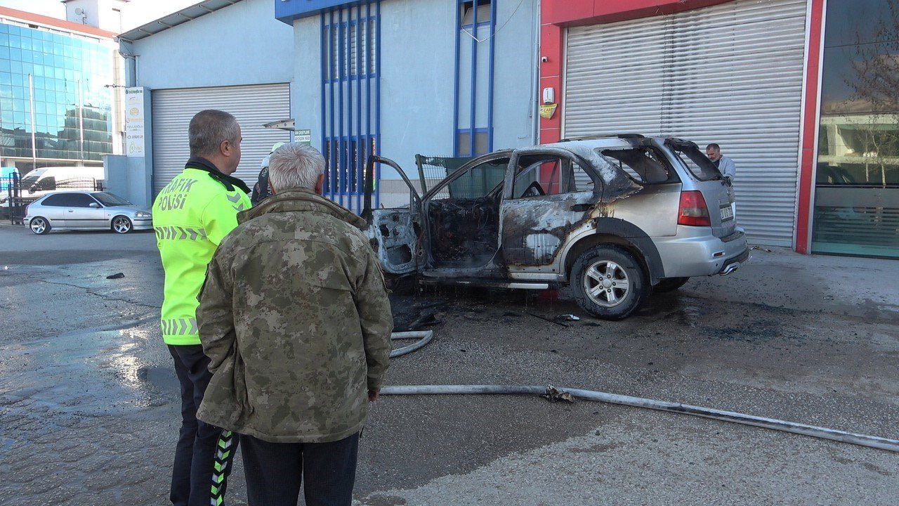 Park halindeyken yanmaya başlayan araç hurdaya döndü