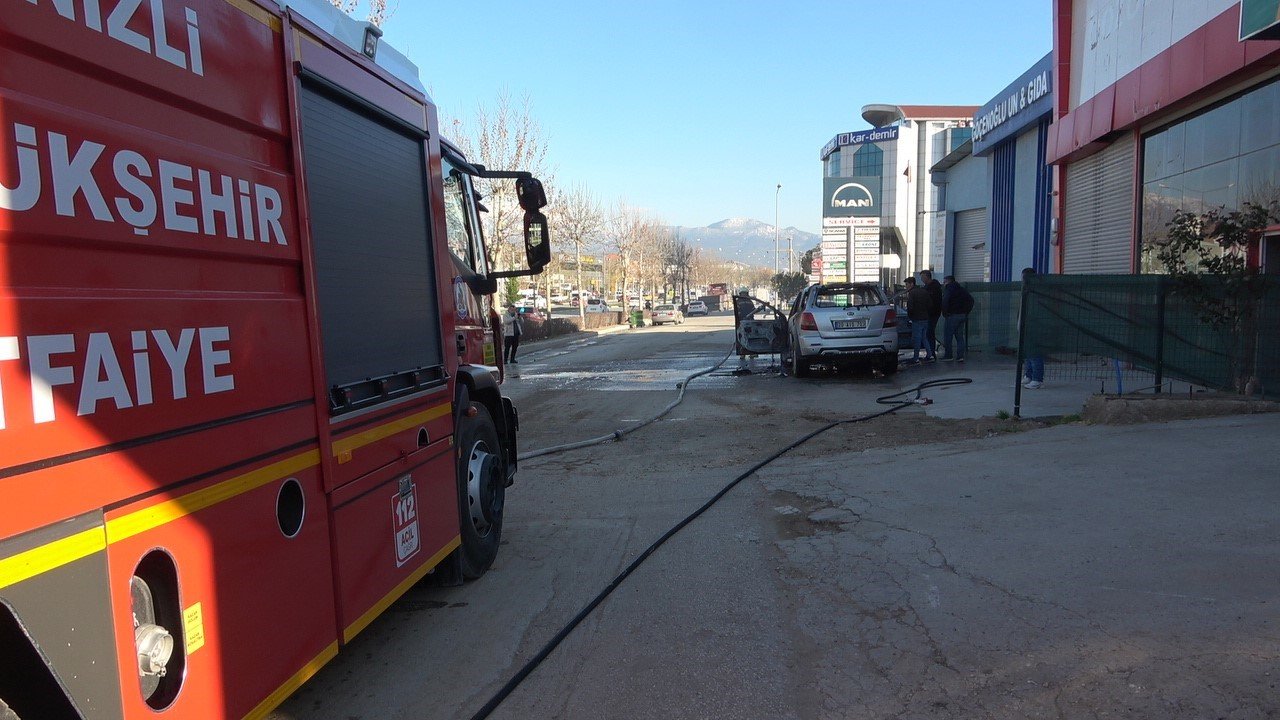 Park halindeyken yanmaya başlayan araç hurdaya döndü